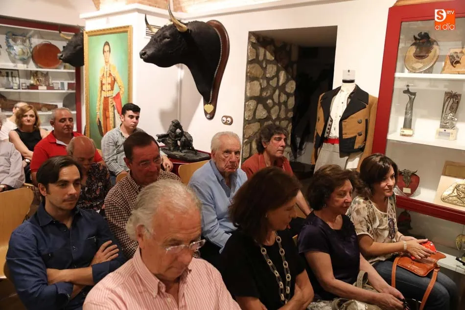 Foto 5 - Alipio P&eacute;rez-Tabernero relata sus vivencias taurinas en una amena charla