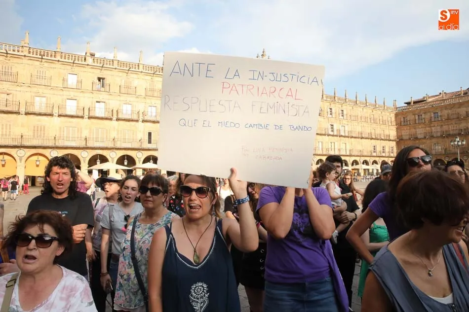 Foto 11 - Los salmantinos vuelven a salir a la calle para protestar por la puesta en libertad provisional de...