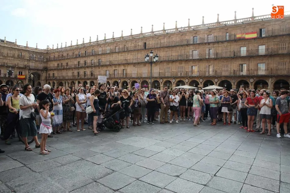 Foto 10 - Los salmantinos vuelven a salir a la calle para protestar por la puesta en libertad provisional de...