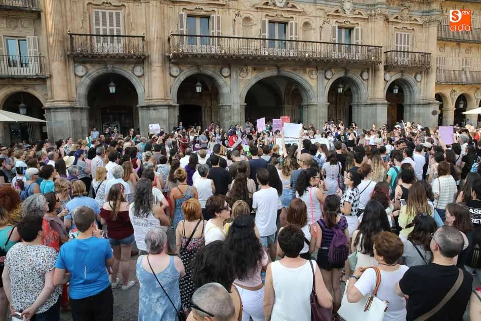 Foto 8 - Los salmantinos vuelven a salir a la calle para protestar por la puesta en libertad provisional de...