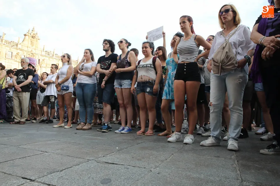 Foto 7 - Los salmantinos vuelven a salir a la calle para protestar por la puesta en libertad provisional de...