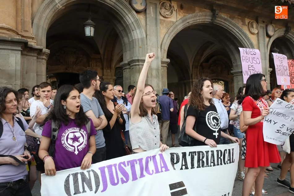 Foto 3 - Los salmantinos vuelven a salir a la calle para protestar por la puesta en libertad provisional de...
