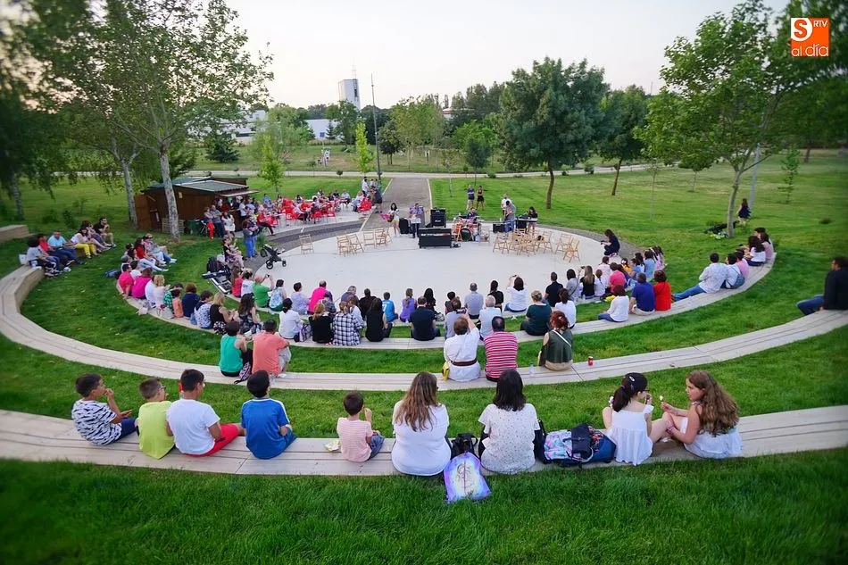 El nuevo auditorio del parque de La Dehesa se estrenó con los jóvenes músicos guijuelenses