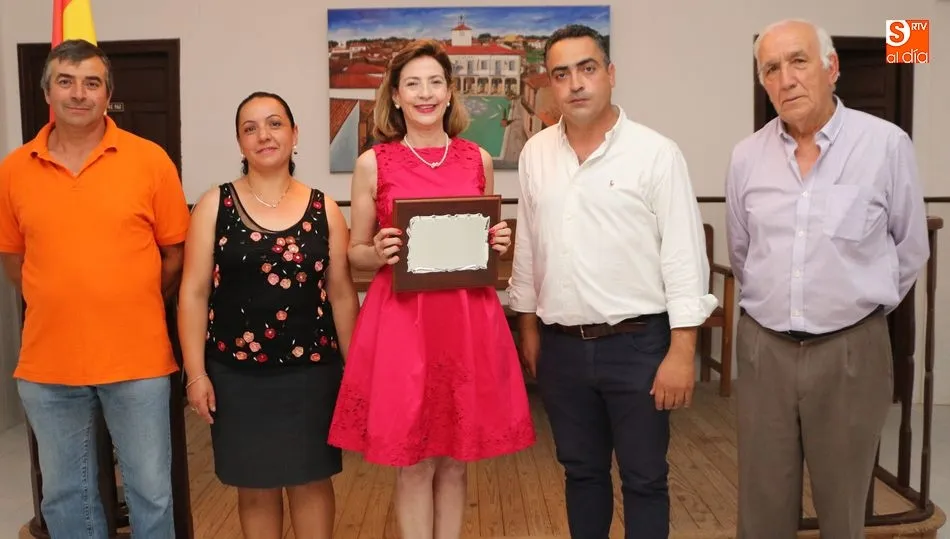 La pregonera recibió una placa en recuerdo de su paso por el balcón del Ayuntamiento en las fiestas de Bogajo / CORRAL