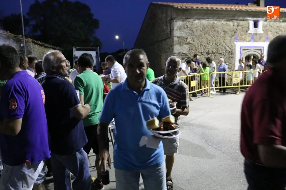 Foto 4 - Evocador preg&oacute;n de Lourdes Bravo para comenzar las fiestas de San Juan en Bogajo