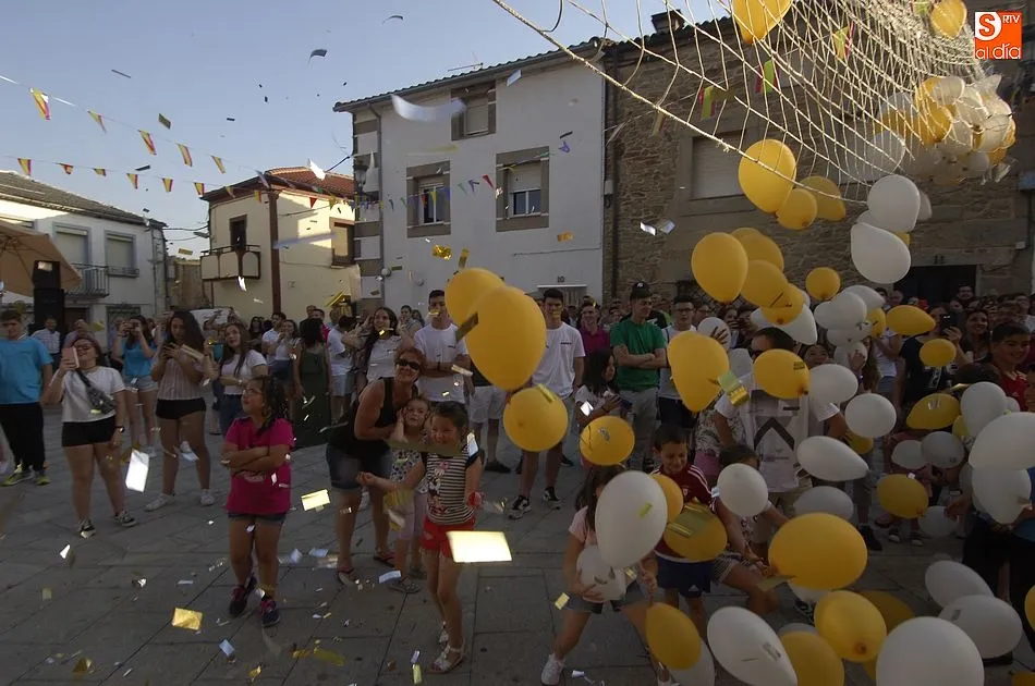 Los niños pequeños se lo pasaron en grande con los globos | Fotos Adrián Martín
