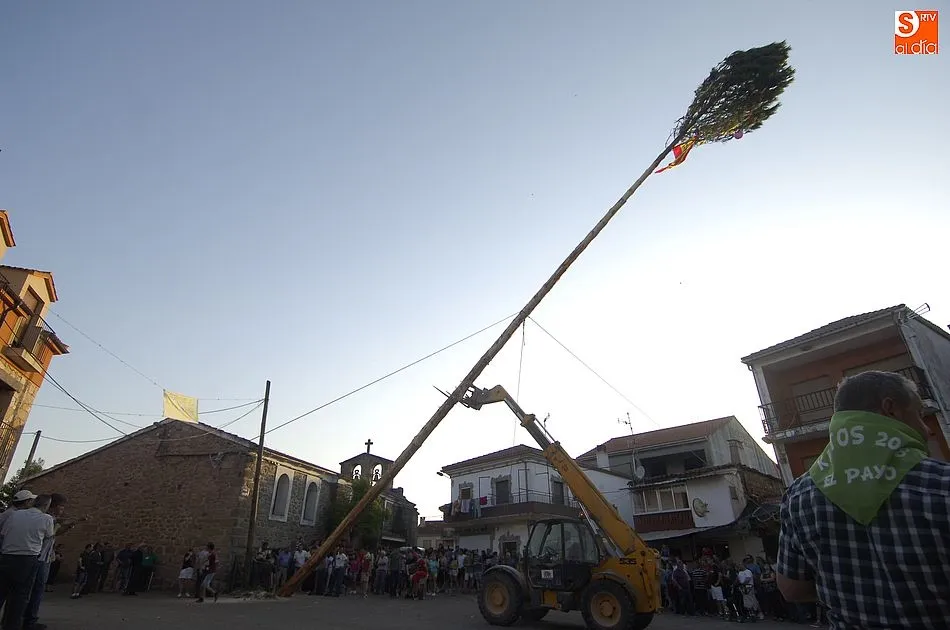 En plena operación de levantamiento de la viga | Fotos Adrián Martín