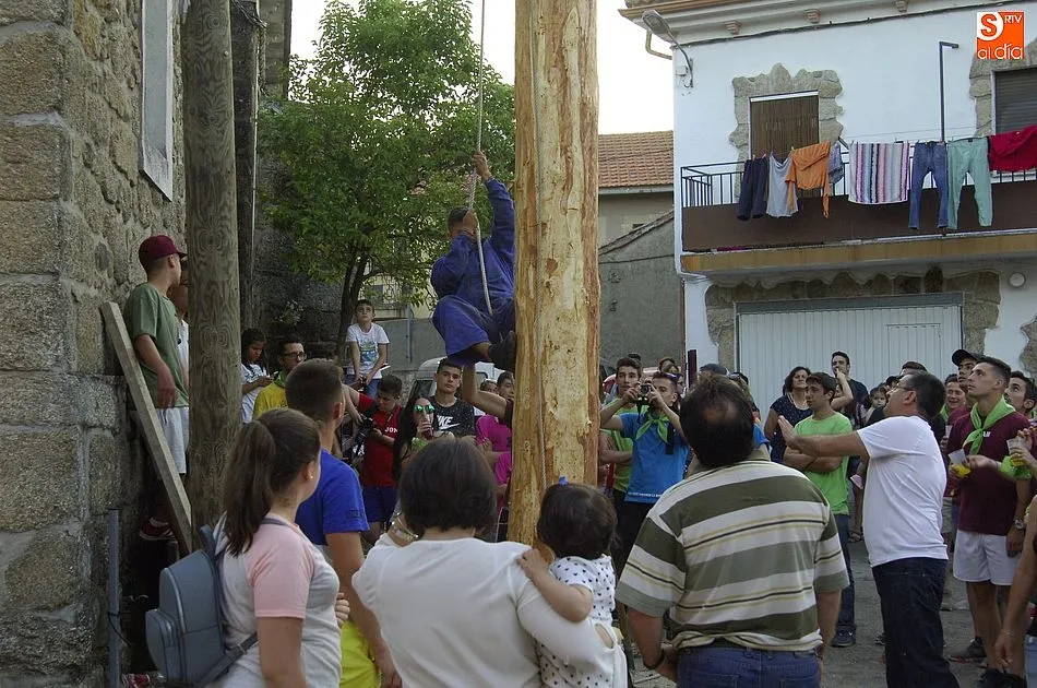 Foto 10 - Esforzado arranque de las fiestas de El Payo al resistirse la viga a entrar en el pozo preparado  