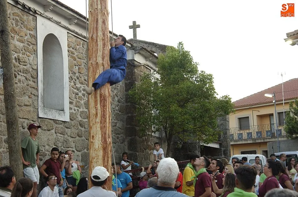 Foto 8 - Esforzado arranque de las fiestas de El Payo al resistirse la viga a entrar en el pozo preparado  