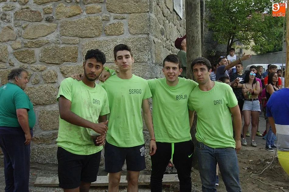 Foto 3 - Esforzado arranque de las fiestas de El Payo al resistirse la viga a entrar en el pozo preparado  