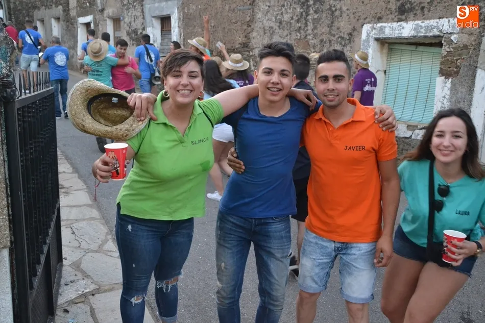 Foto 10 - Quintos de varias generaciones arropan a los de 2018 para izar el pino en Robleda  