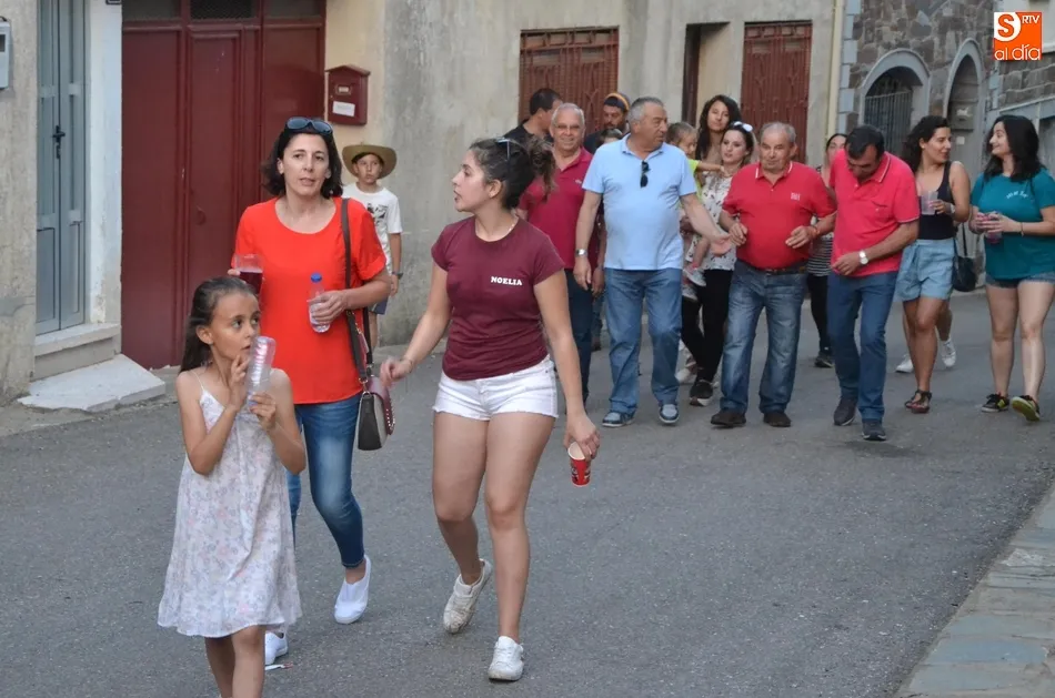 Foto 11 - Quintos de varias generaciones arropan a los de 2018 para izar el pino en Robleda  