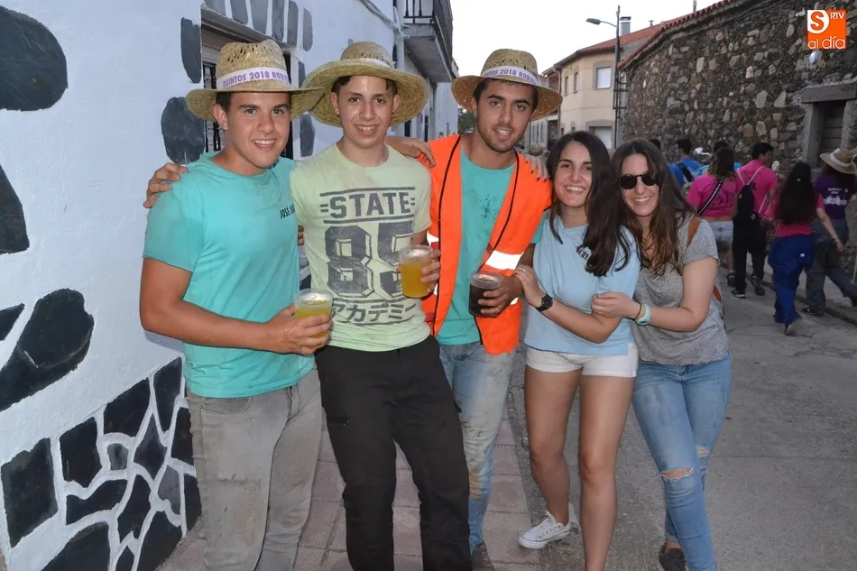 Foto 5 - Quintos de varias generaciones arropan a los de 2018 para izar el pino en Robleda  