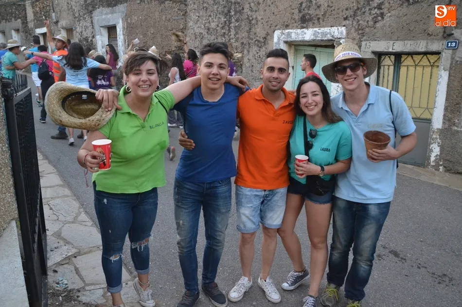 Foto 9 - Quintos de varias generaciones arropan a los de 2018 para izar el pino en Robleda  
