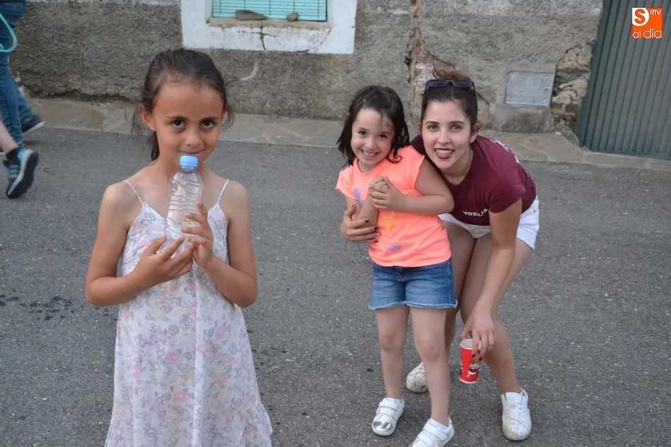 Foto 8 - Quintos de varias generaciones arropan a los de 2018 para izar el pino en Robleda  