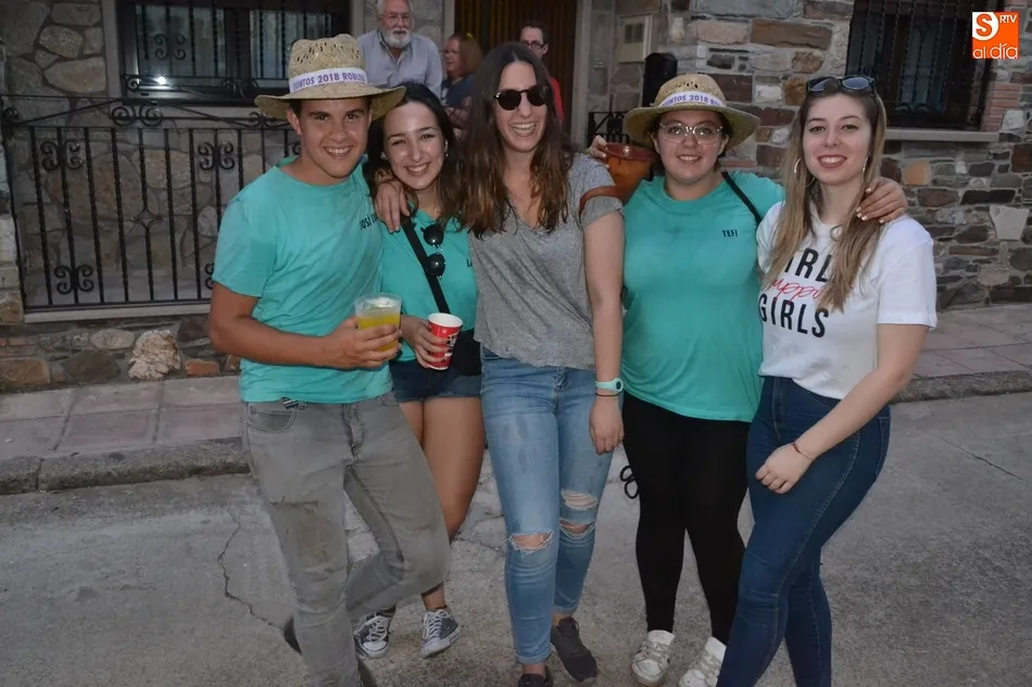 Foto 4 - Quintos de varias generaciones arropan a los de 2018 para izar el pino en Robleda  