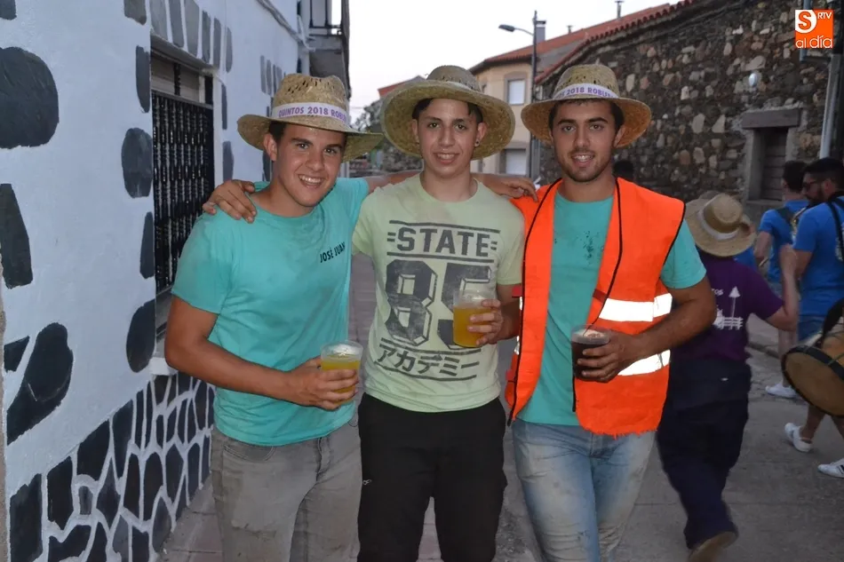 Foto 6 - Quintos de varias generaciones arropan a los de 2018 para izar el pino en Robleda  