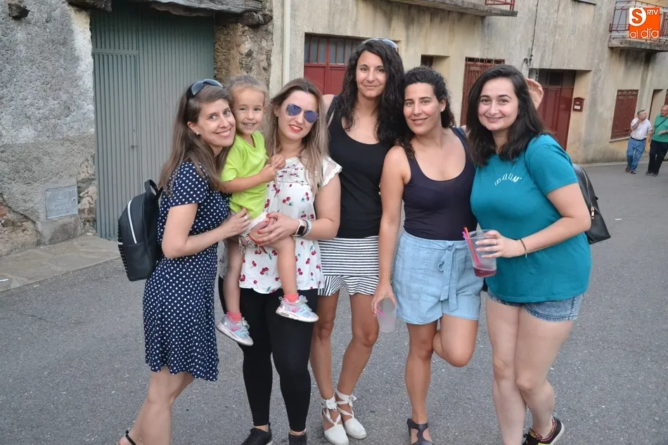Foto 7 - Quintos de varias generaciones arropan a los de 2018 para izar el pino en Robleda  