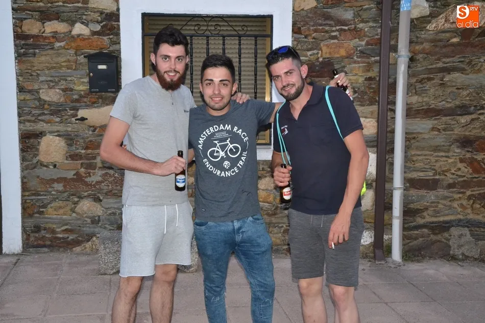 Foto 3 - Quintos de varias generaciones arropan a los de 2018 para izar el pino en Robleda  