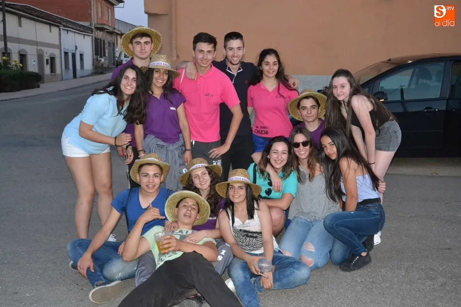 Foto 2 - Quintos de varias generaciones arropan a los de 2018 para izar el pino en Robleda  