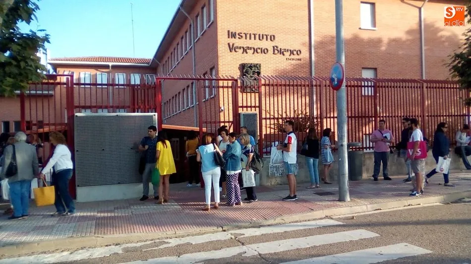 Los aspirantes a una plaza esperan para entrar en la sede del instituto Venancio Blanco