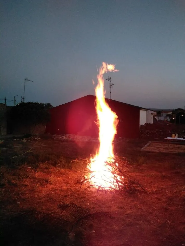 Foto 4 - Monterrubio de la Sierra celebra la llegada del verano con la tradicional hoguera de San Juan  