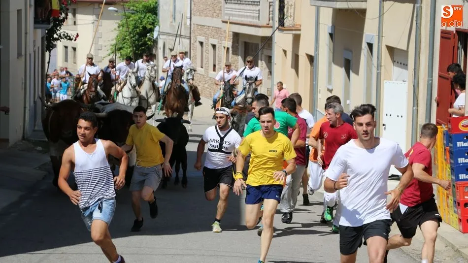 El II Toro de Cajón pone el corazón en un puño a varias personas en Hinojosa tras salir al...