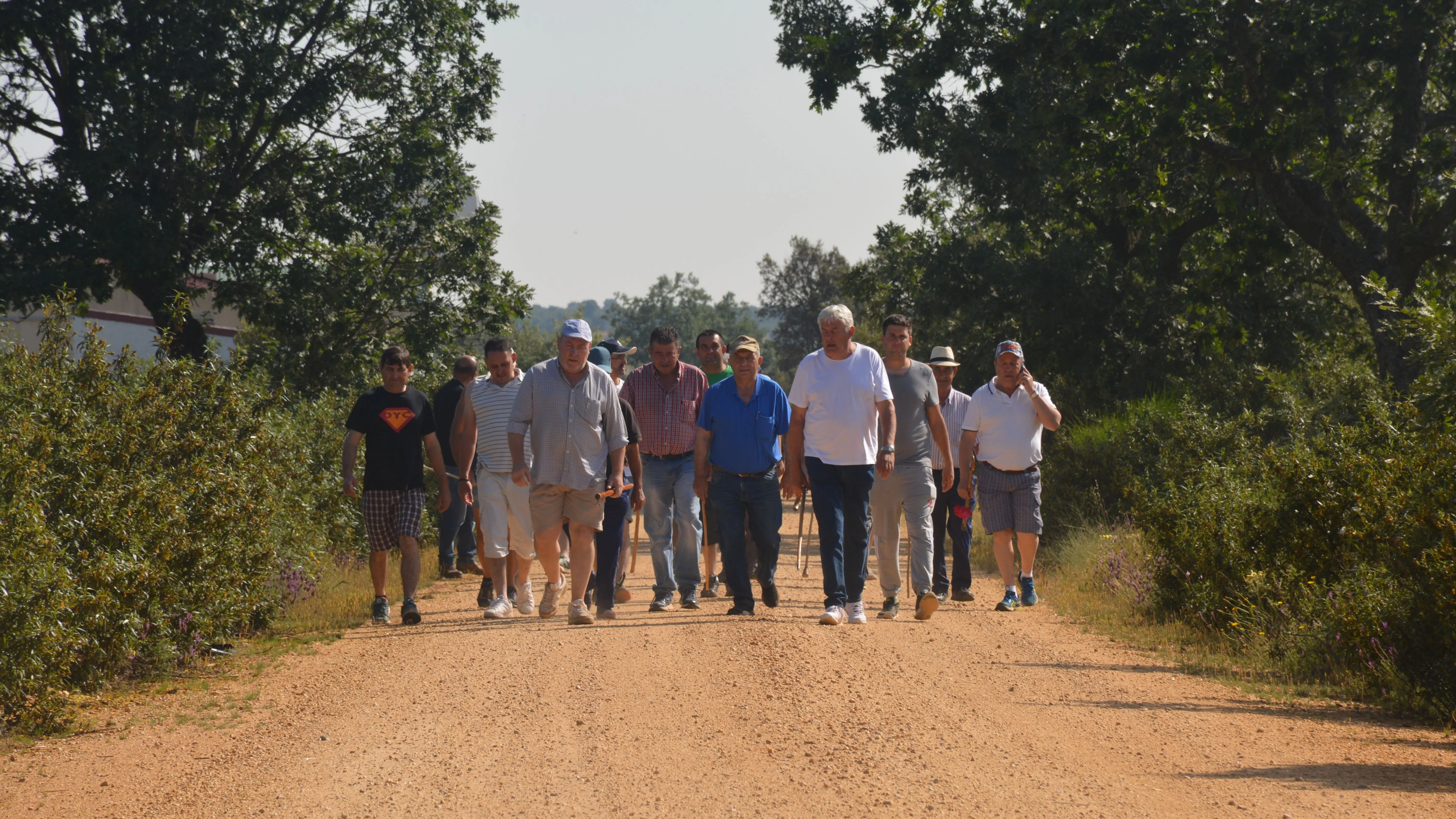 Vecinos de Santiz y Mayalde en marcha por los caminos