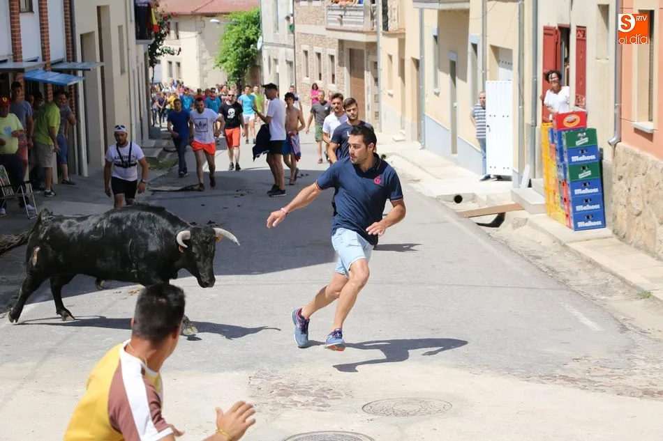 Foto 10 - El II Toro de Caj&oacute;n pone el coraz&oacute;n en un pu&ntilde;o a varias personas en Hinojosa tras salir&nbsp;al...