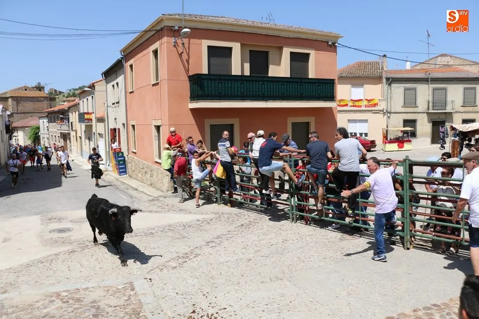 Foto 9 - El II Toro de Caj&oacute;n pone el coraz&oacute;n en un pu&ntilde;o a varias personas en Hinojosa tras salir&nbsp;al...