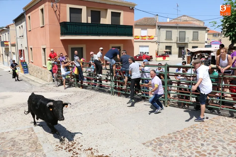 Foto 4 - El II Toro de Caj&oacute;n pone el coraz&oacute;n en un pu&ntilde;o a varias personas en Hinojosa tras salir&nbsp;al...