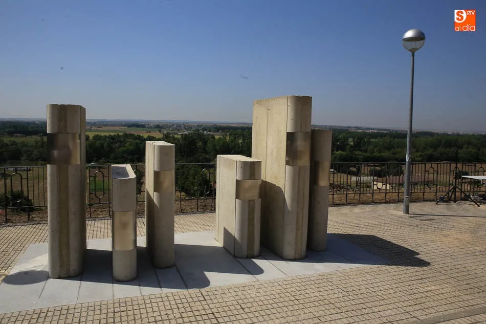 Foto 2 - Cabrerizos rinde homenaje a Fray Luis de Le&oacute;n con un monumento  