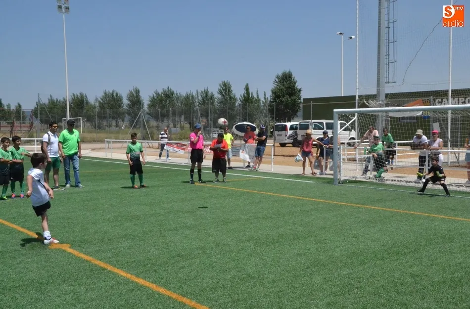 Foto 11 - Gran ambiente en el bloque matinal del II Torneo en memoria de To&ntilde;ete  