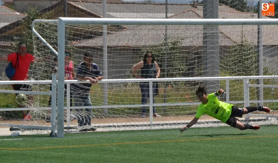 Foto 9 - Gran ambiente en el bloque matinal del II Torneo en memoria de To&ntilde;ete  
