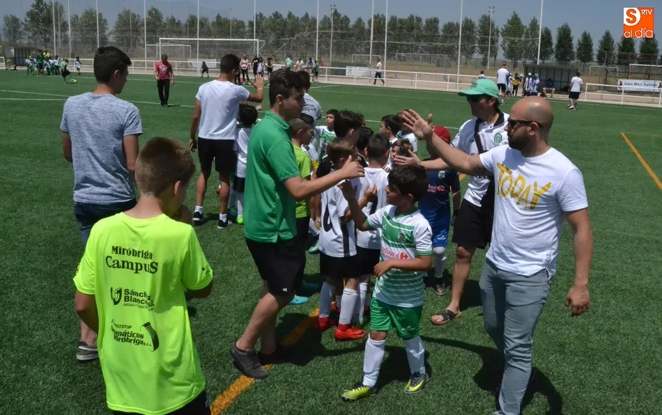 Foto 10 - Gran ambiente en el bloque matinal del II Torneo en memoria de To&ntilde;ete  