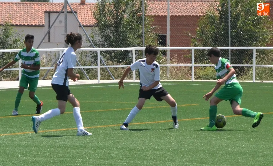 Foto 8 - Gran ambiente en el bloque matinal del II Torneo en memoria de To&ntilde;ete  