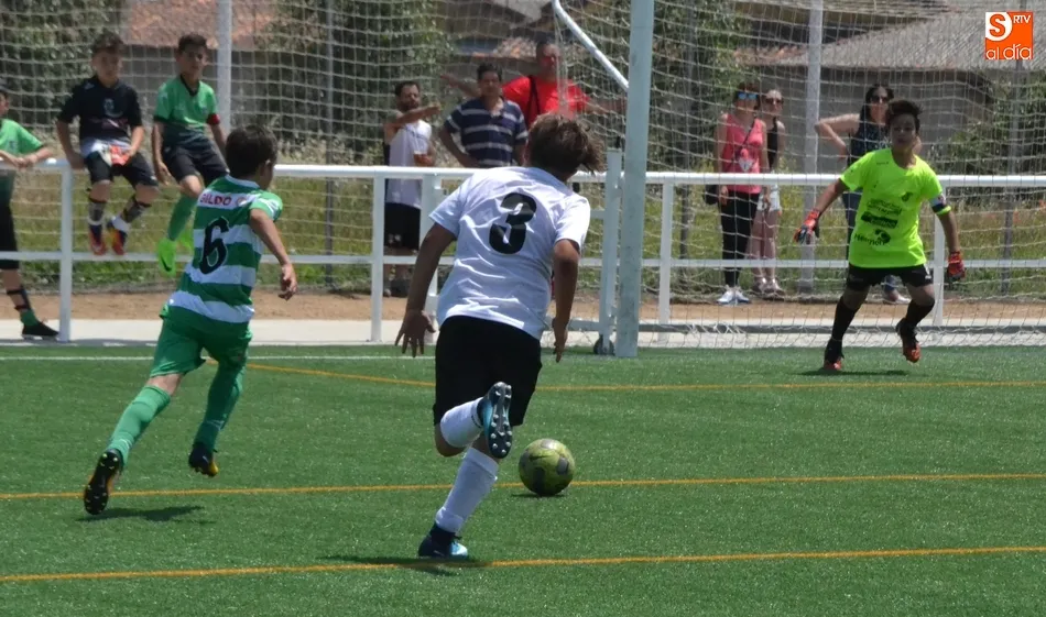 Foto 6 - Gran ambiente en el bloque matinal del II Torneo en memoria de To&ntilde;ete  