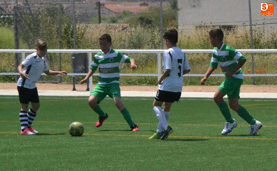 Foto 5 - Gran ambiente en el bloque matinal del II Torneo en memoria de To&ntilde;ete  