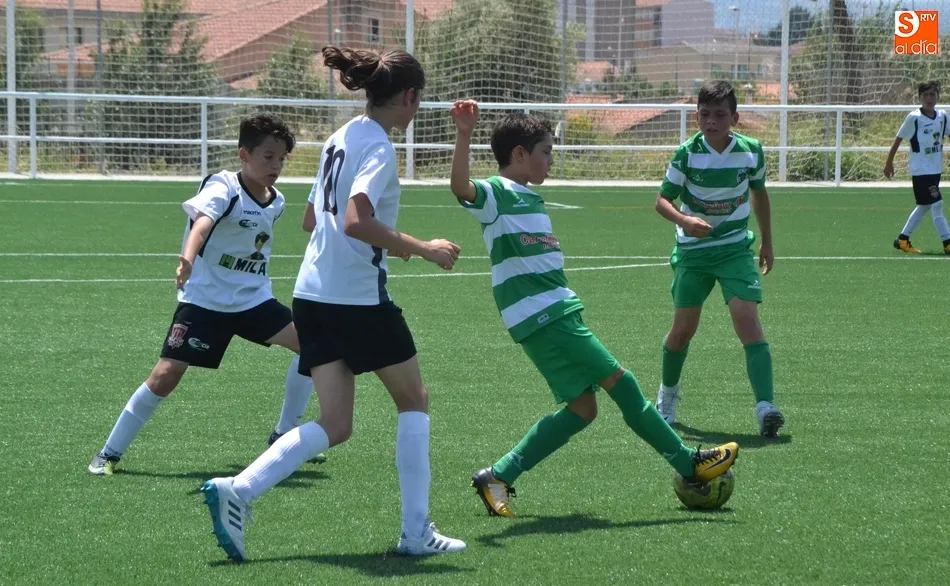 Foto 3 - Gran ambiente en el bloque matinal del II Torneo en memoria de To&ntilde;ete  