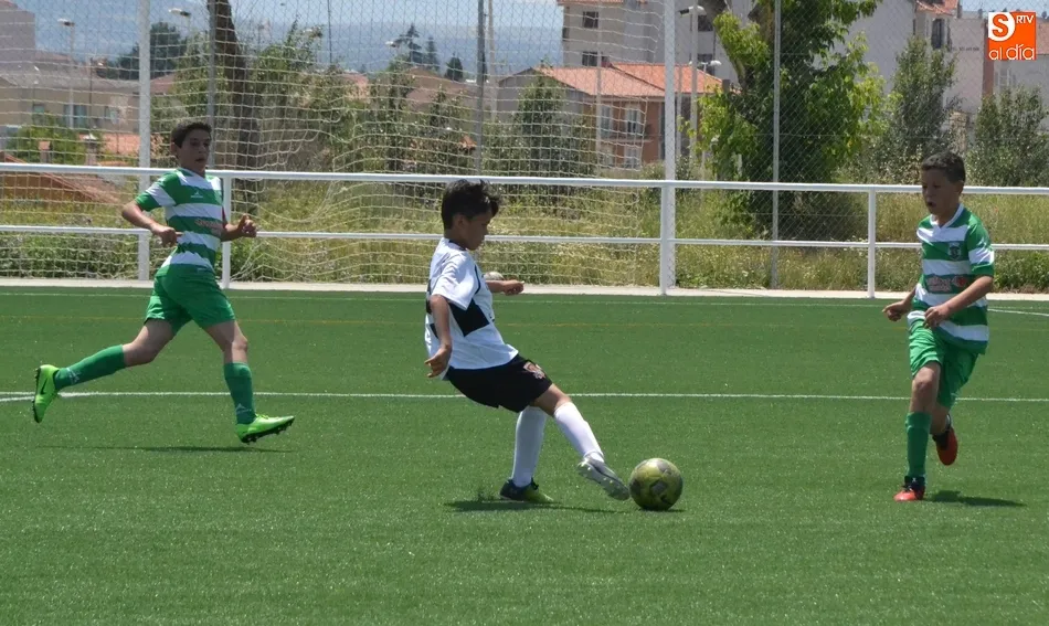 Foto 4 - Gran ambiente en el bloque matinal del II Torneo en memoria de To&ntilde;ete  