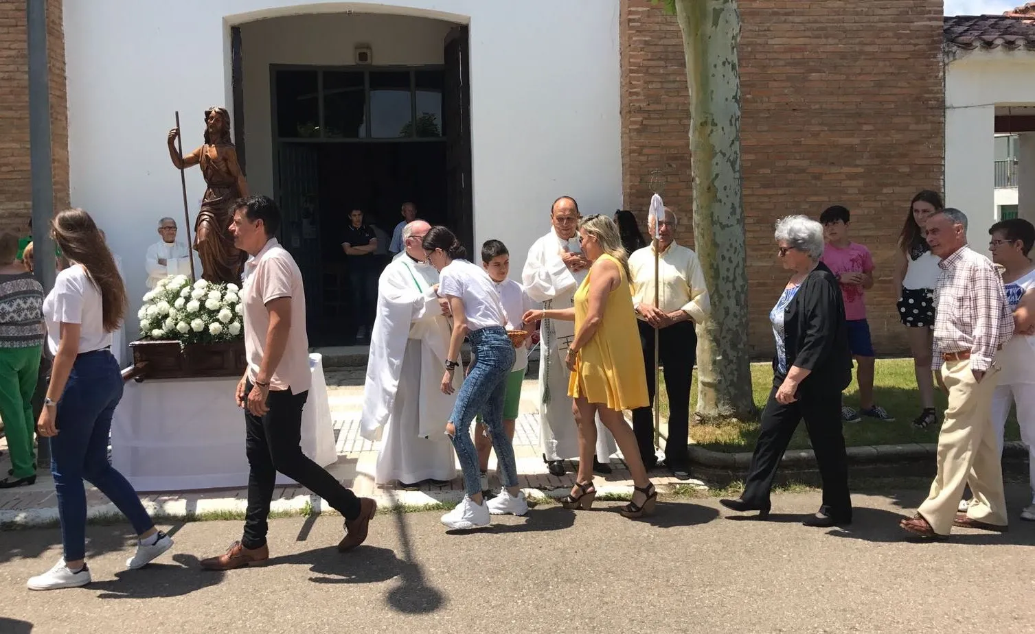 Foto 5 - Los vecinos de Sanjuanejo procesionan a su patr&oacute;n en una calurosa ma&ntilde;ana  