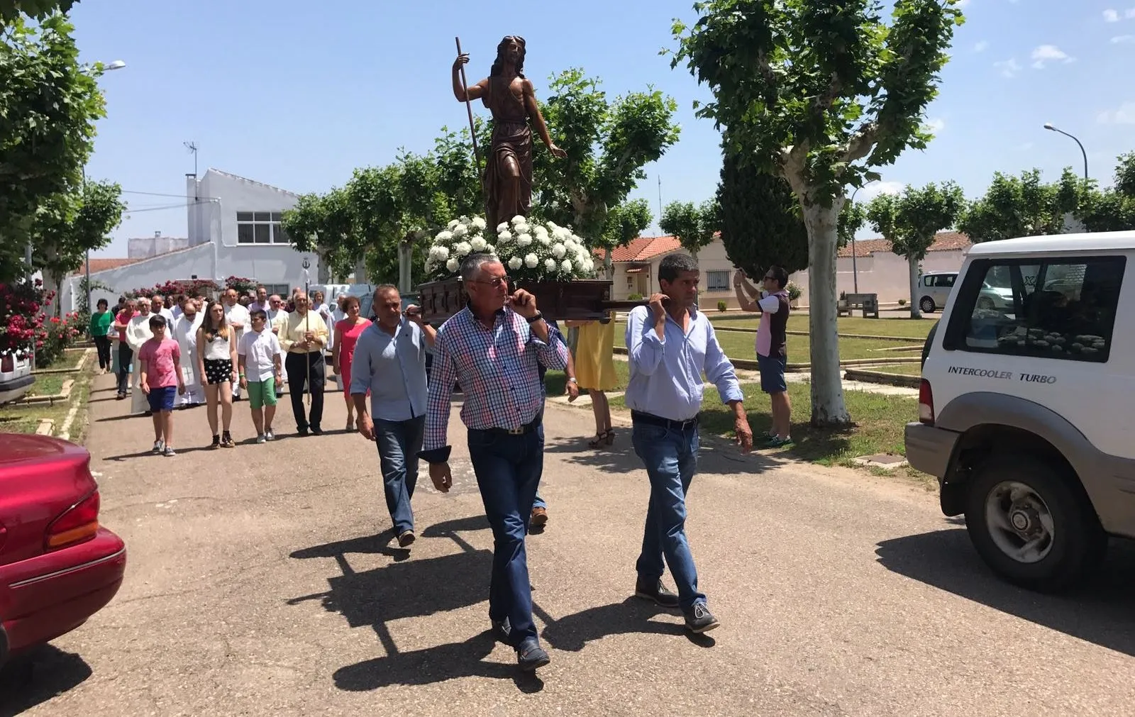 Foto 10 - Los vecinos de Sanjuanejo procesionan a su patr&oacute;n en una calurosa ma&ntilde;ana  