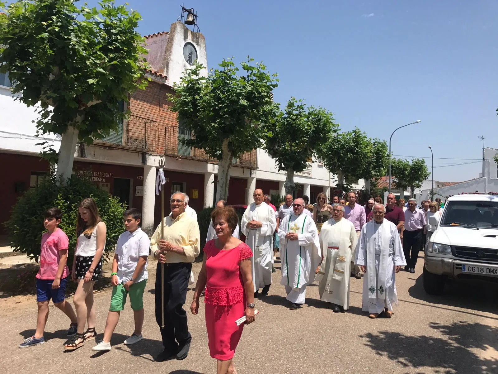 Foto 8 - Los vecinos de Sanjuanejo procesionan a su patr&oacute;n en una calurosa ma&ntilde;ana  