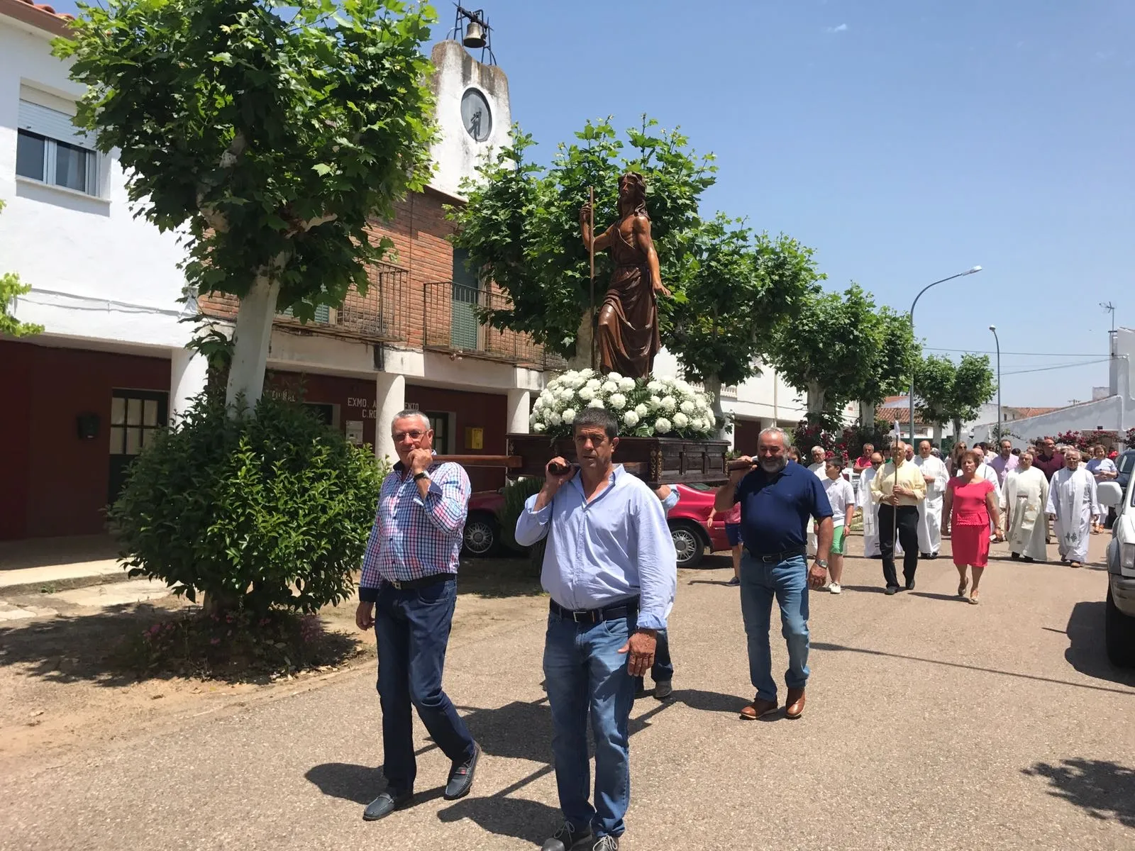Foto 9 - Los vecinos de Sanjuanejo procesionan a su patr&oacute;n en una calurosa ma&ntilde;ana  