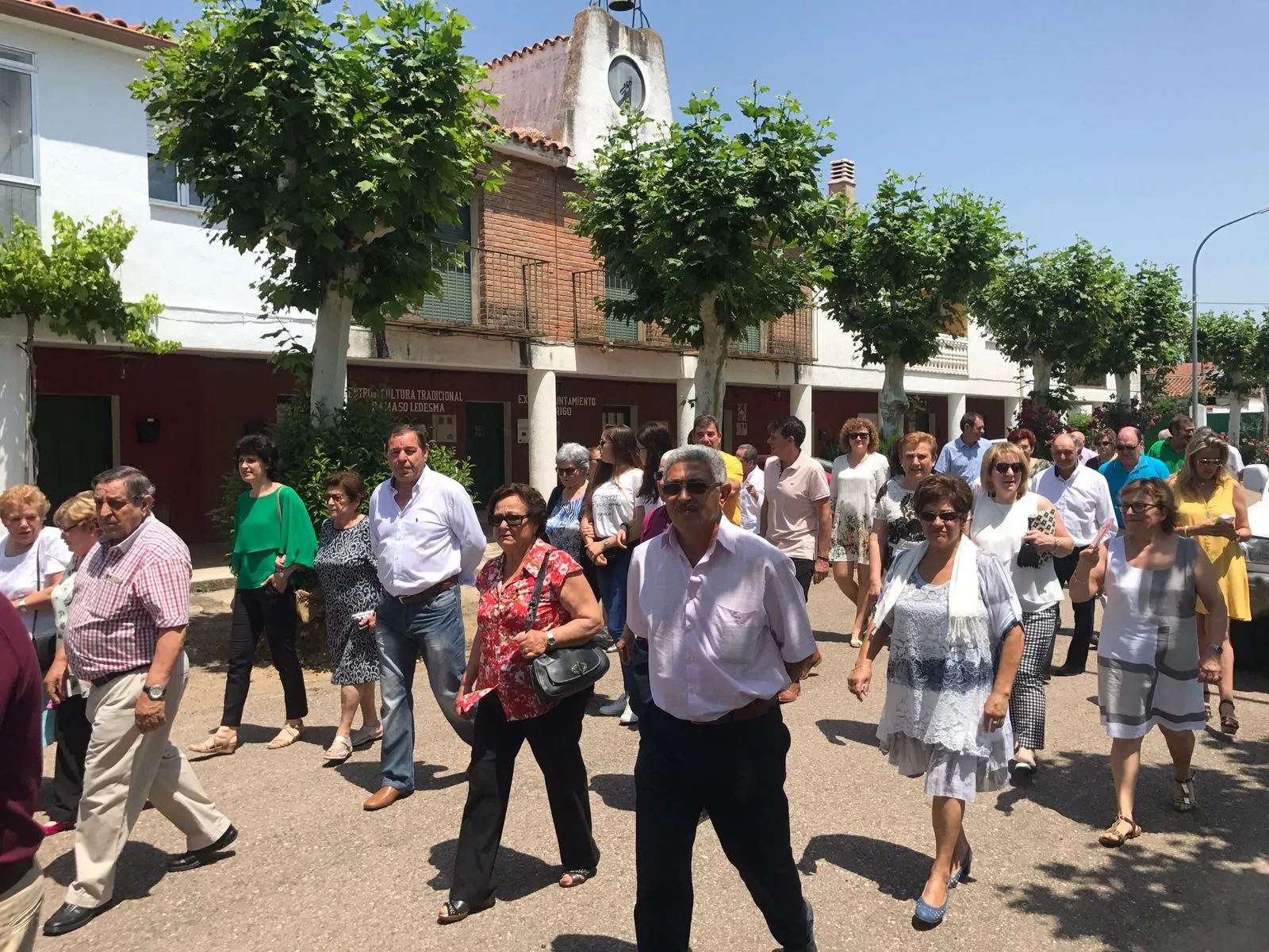 Foto 6 - Los vecinos de Sanjuanejo procesionan a su patr&oacute;n en una calurosa ma&ntilde;ana  