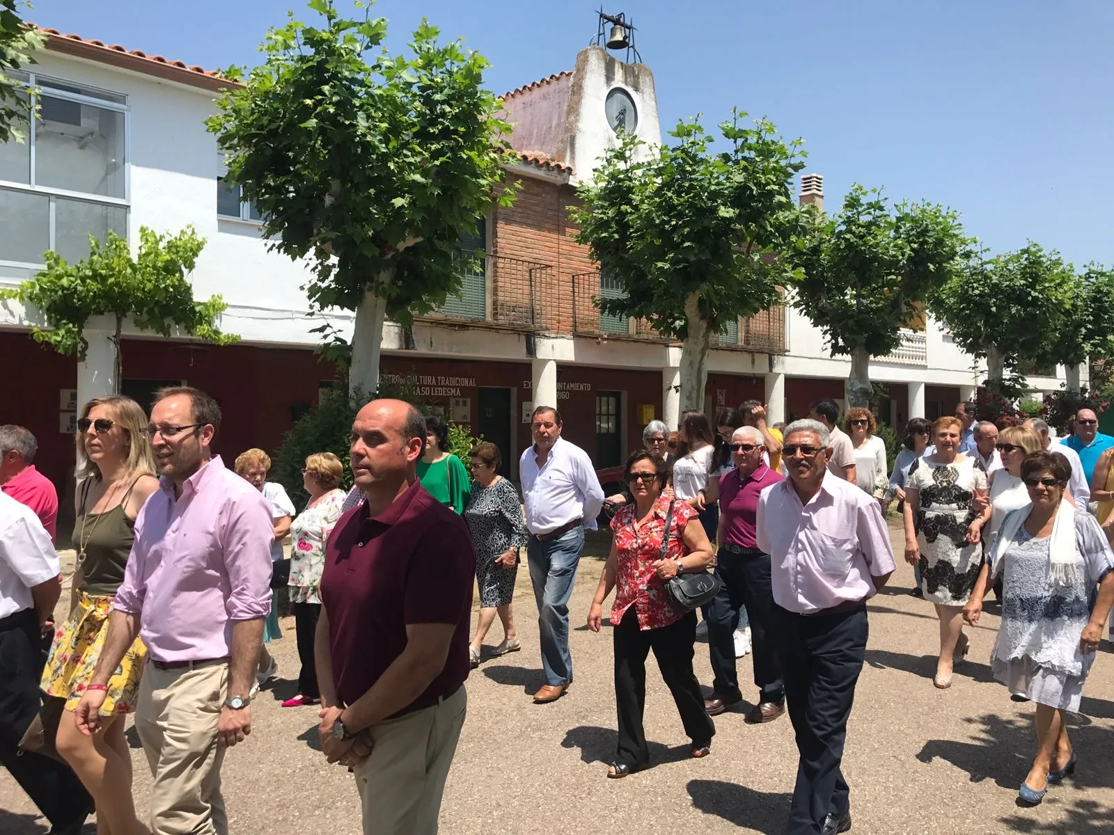 Foto 7 - Los vecinos de Sanjuanejo procesionan a su patr&oacute;n en una calurosa ma&ntilde;ana  
