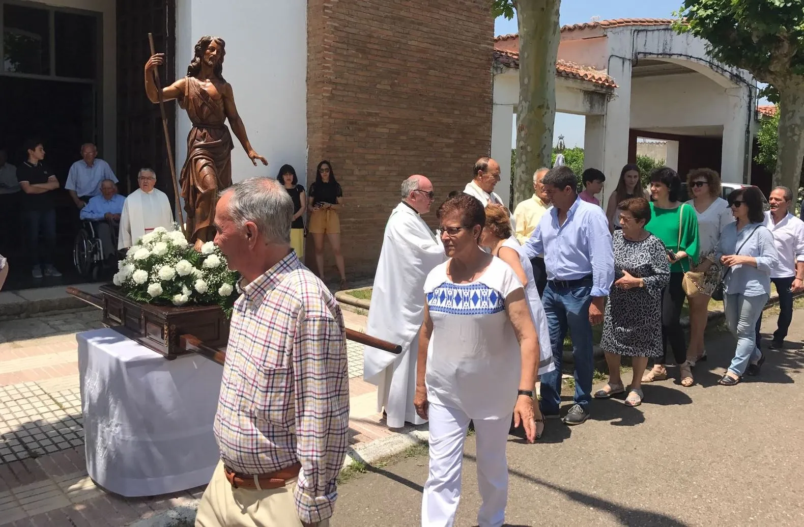 Foto 3 - Los vecinos de Sanjuanejo procesionan a su patr&oacute;n en una calurosa ma&ntilde;ana  