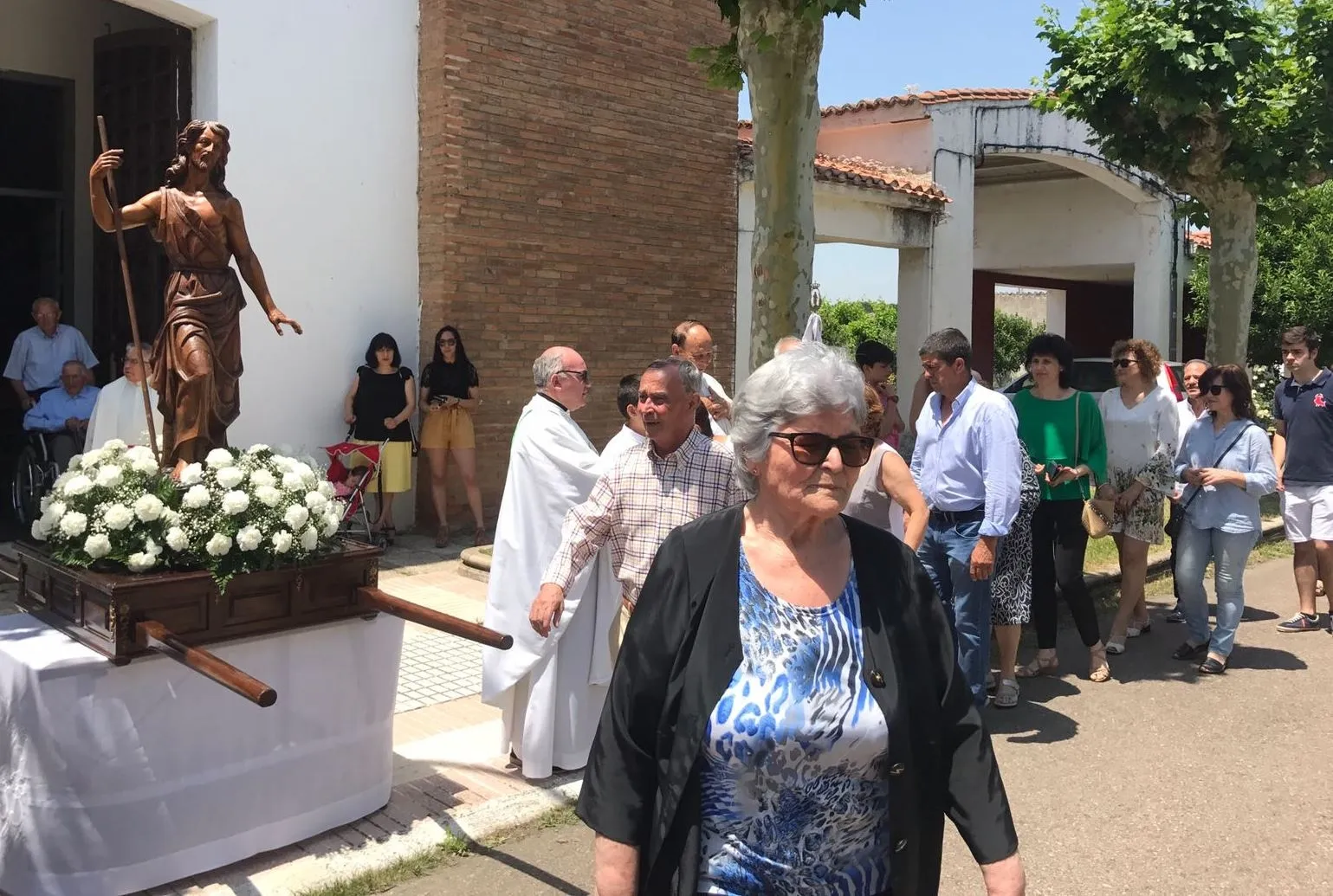 Foto 4 - Los vecinos de Sanjuanejo procesionan a su patr&oacute;n en una calurosa ma&ntilde;ana  