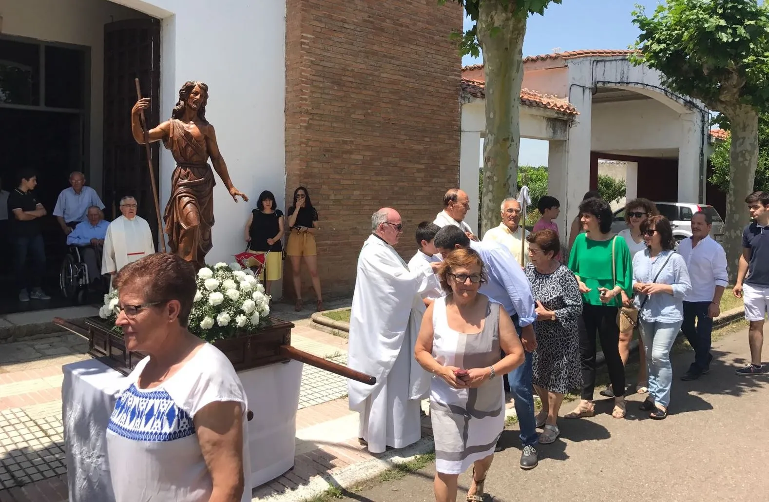 Foto 2 - Los vecinos de Sanjuanejo procesionan a su patr&oacute;n en una calurosa ma&ntilde;ana  