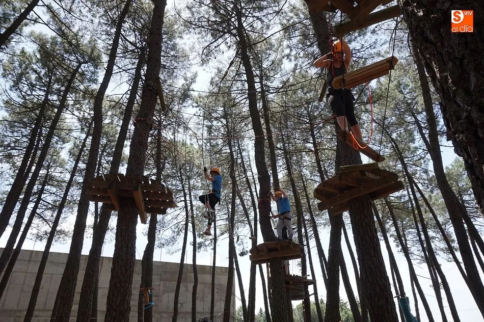 Foto 5 - Un grupo de ni&ntilde;os en situaci&oacute;n de vulnerabilidad disfruta de la naturaleza en el parque de...